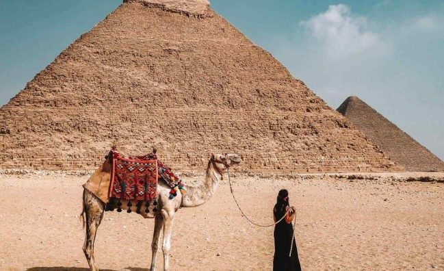 Cena y espectáculo nocturno en las pirámides de Giza